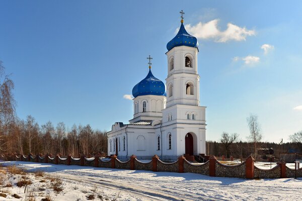 Église Pokrovskaya en Russie