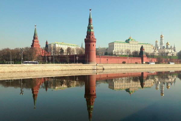 La capitale près de Moscou-rivière dans l après-midi