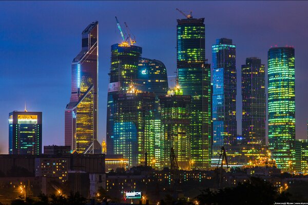 Vue sur la ville du soir
