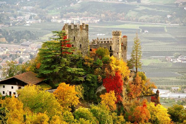 L automne doré a peint la ville dans des couleurs vives