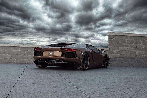 Adorable Lamborghini lors d une séance photo sous un ciel à couper le souffle