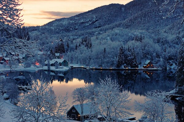 Village norvégien d hiver sur la rive