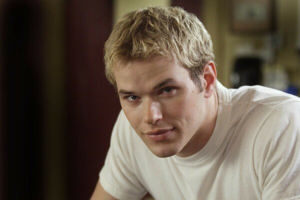 Acteur parmi les blondes Kellan Lats