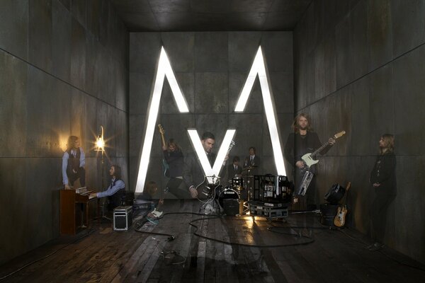Salle avec la lettre m et les musiciens