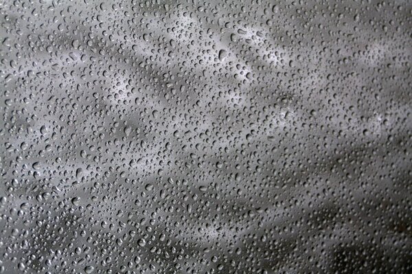 Gouttes de pluie figées sur le verre