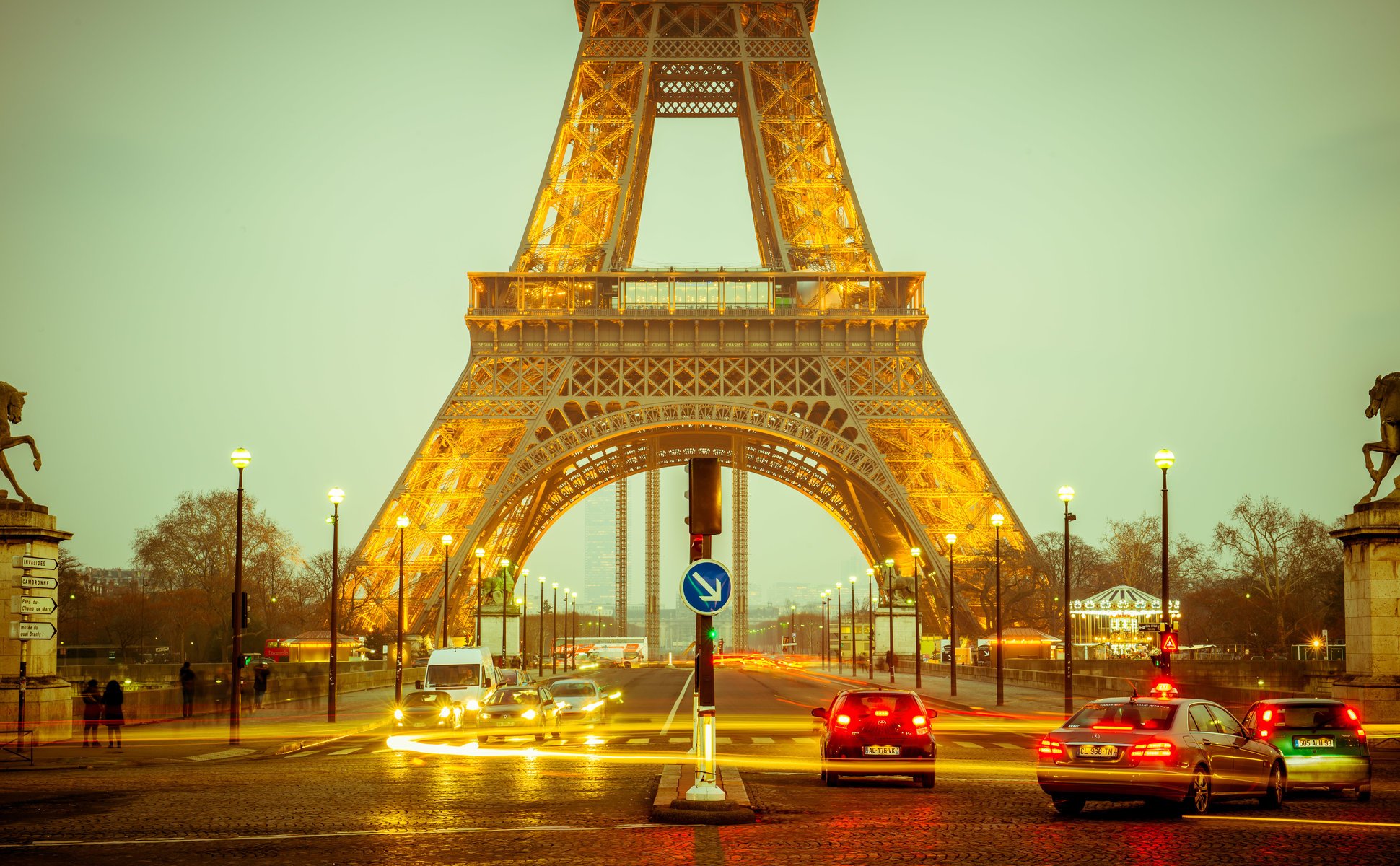 soirée france paris tour eiffel champ de mars lanternes éclairage pont d iéna machines