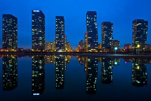 Réflexion des maisons dans l eau