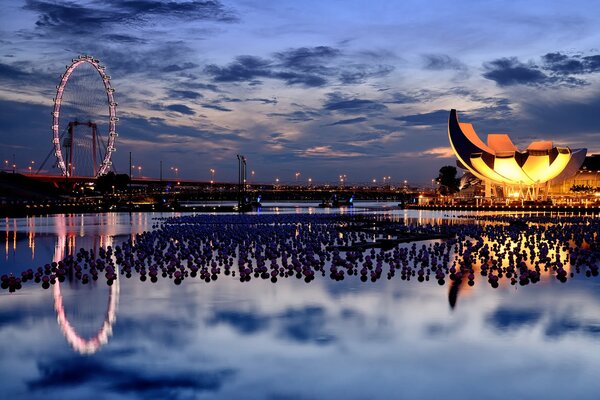 Vue du soir sur la grande roue à Singapour