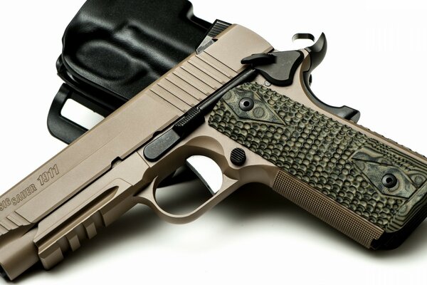 Pistolet se trouve sur un fond blanc
