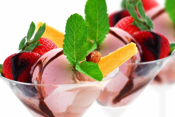 Dessert crème glacée aux fraises et à la menthe