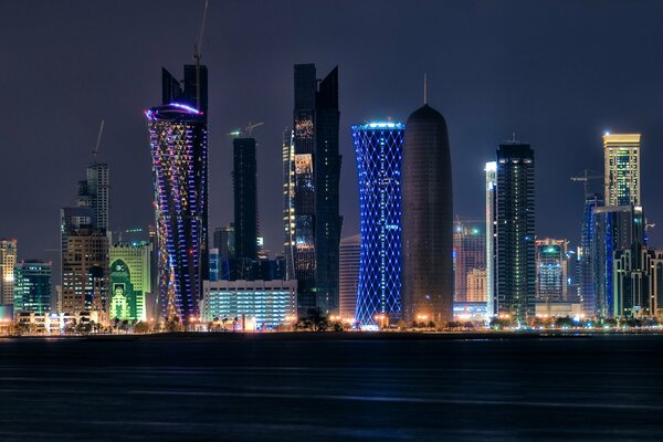 Lumières de la ville de Qatar la nuit