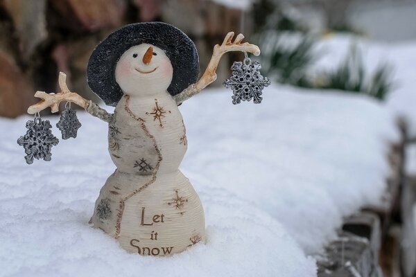 Décoration en forme de bonhomme de neige avec des flocons de neige. Laissez la neige aller