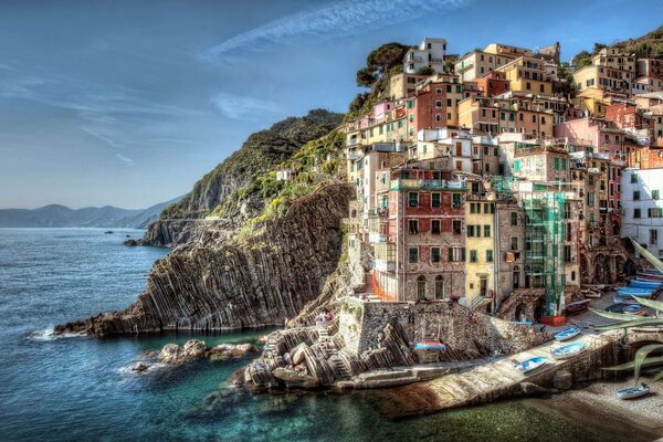 Maisons sur un rocher près de la côte