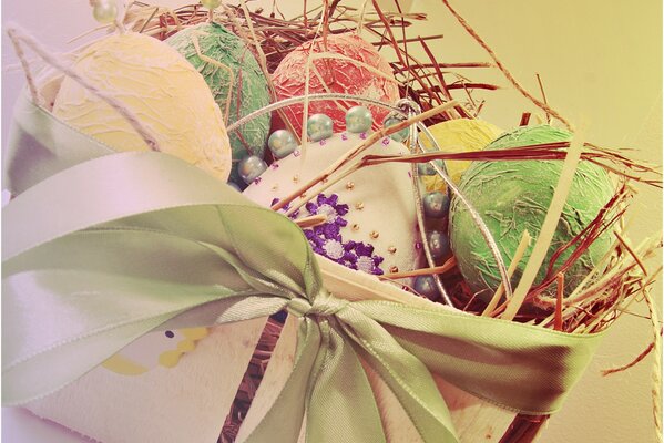 Panier d oeufs avec un arc vert