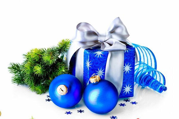 Cadeau avec des boules et ruban