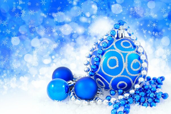 Boule bleue avec des motifs et des perles