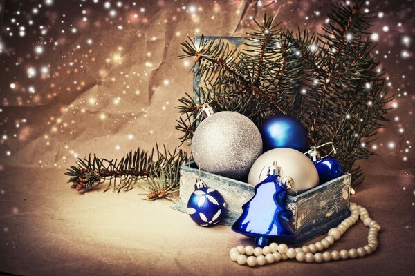 Boîte à bijoux avec des boules de Noël et un fil de perles