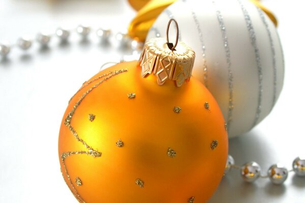 Boules de Noël blanc et orange
