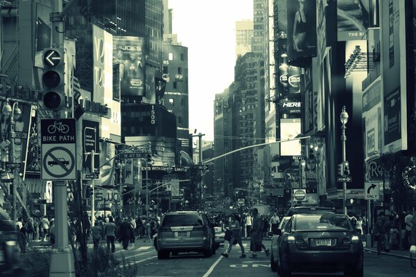 Des hommes et des voitures envahissent New York