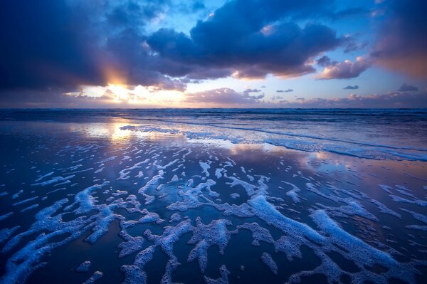 Vague mer et plage au coucher du soleil