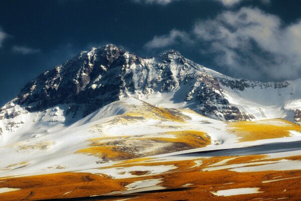 Montagne dans la neige sur fond de ciel