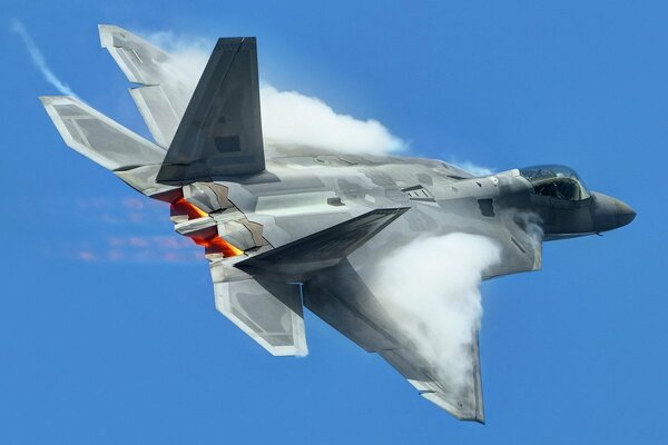 Avion F-22 raptor dans le ciel bleu