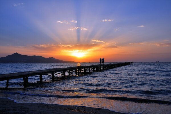 Beau coucher de soleil au bord de la mer