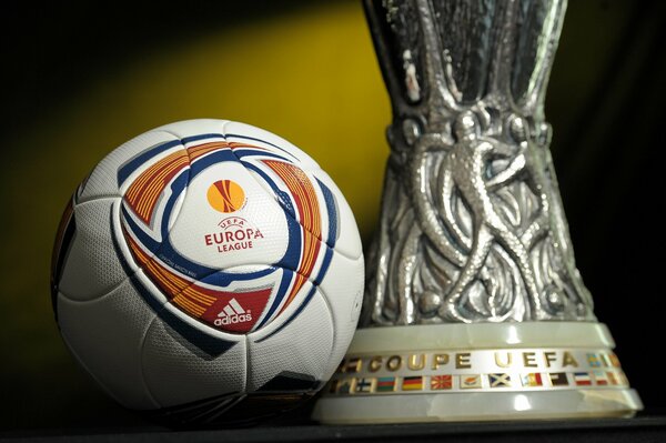 Ballon portant l emblème de la Ligue des Champions européenne