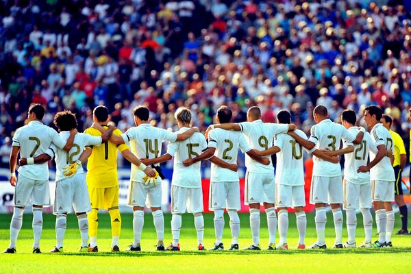 L équipe du Real Madrid écoute l hymne avant le match de football