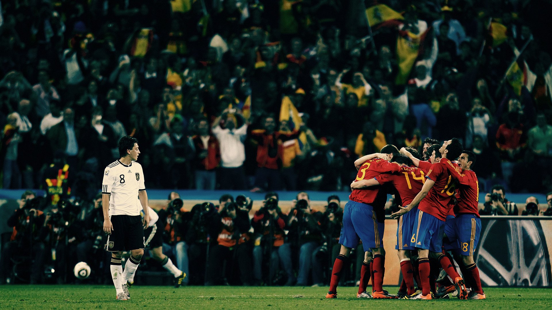football sport équipes joueurs gars personnes espagne allemagne espagnols allemands victoire but joie terrain herbe stades tristesse