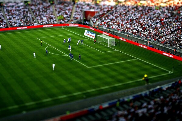 Joueurs de football dans le stade, conduire la balle au but