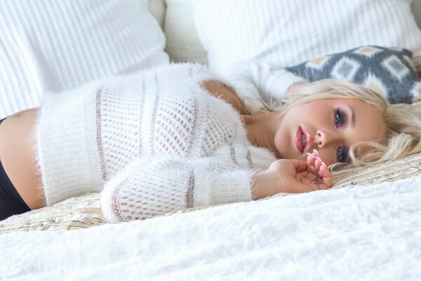 Fille blonde se trouve avec un regard triste