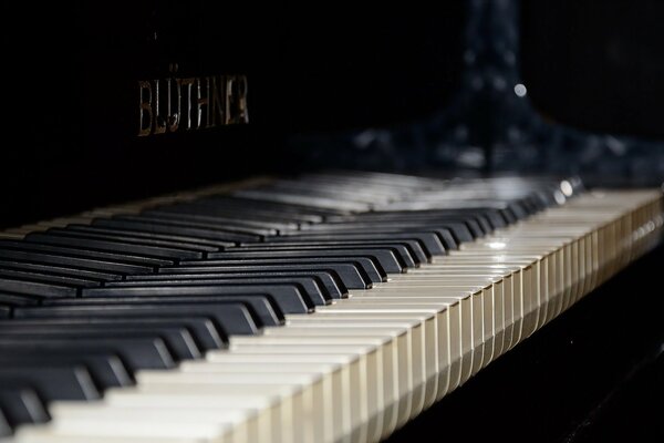 Touches de piano sur fond sombre