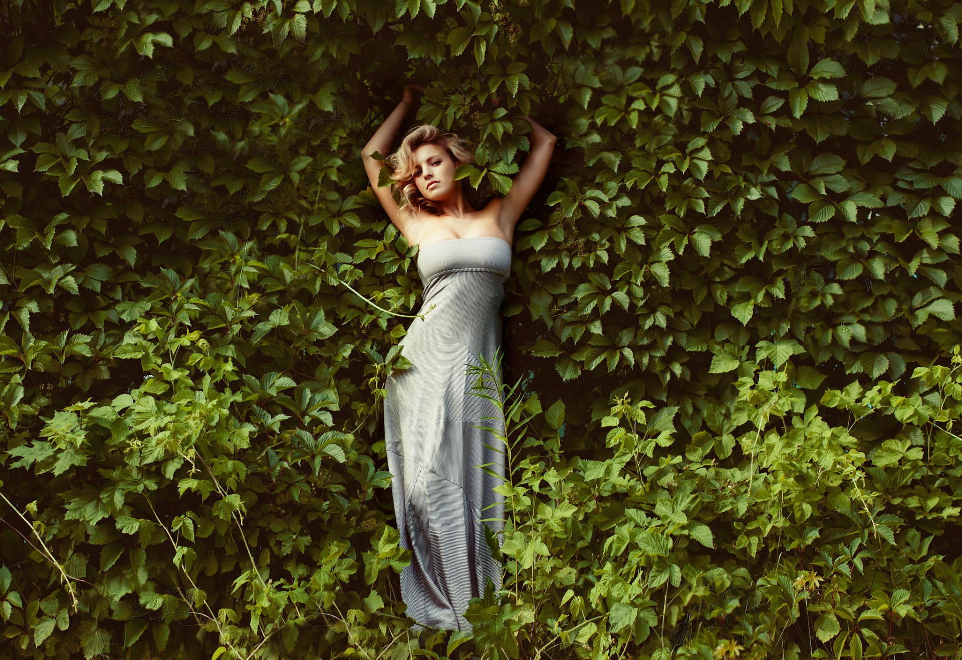 fille nature plantes pose robe d été