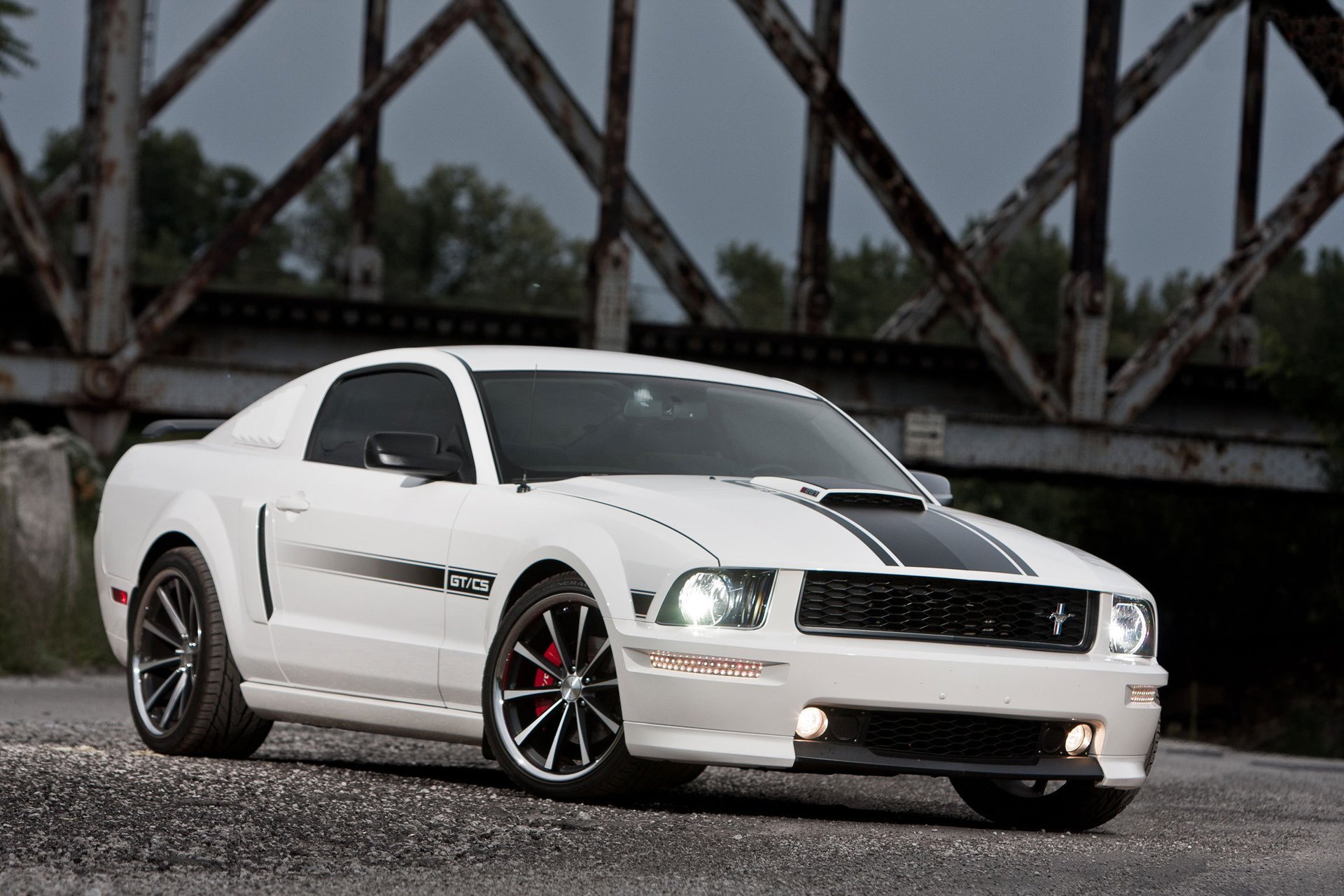 gtcs ford mustang pont blanc ford mustang blanc muscle car