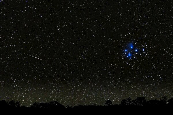 Météore tombant sur fond d étoiles