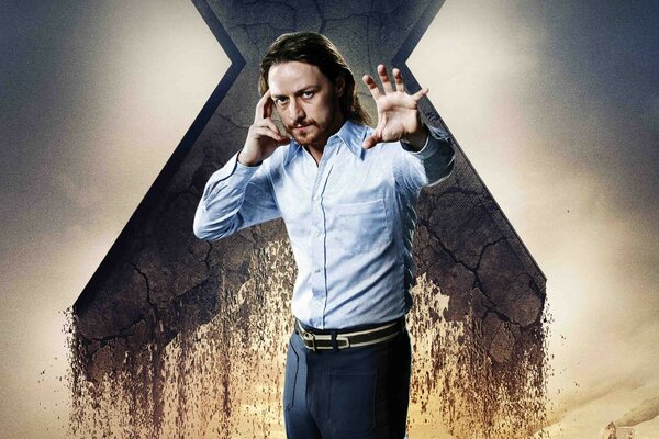 Charles Xavier sur fond de mur de pierre