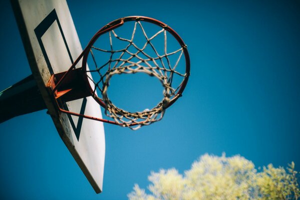 Anneau de basket-ball sur fond de ciel
