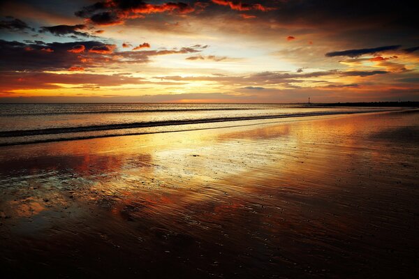 Coucher de soleil fascinant sur la côte de la mer