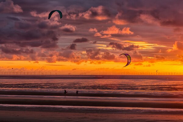 Belle plage de coucher de soleil orange