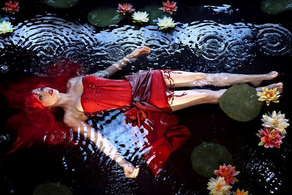 Fille aux cheveux rouges se trouve dans l eau avec des nénuphars