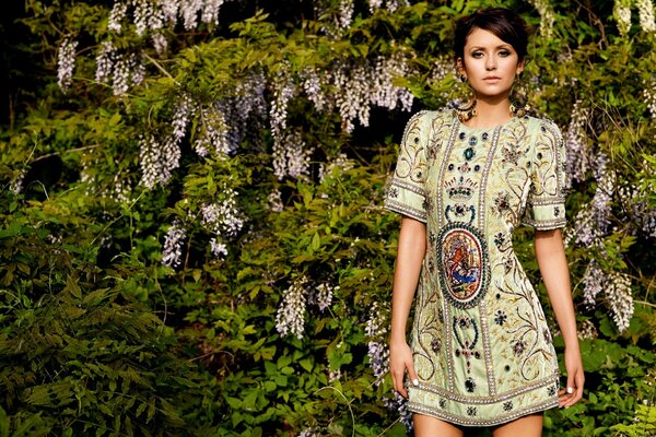 Actrice Nina Dobré sur fond de fleurs