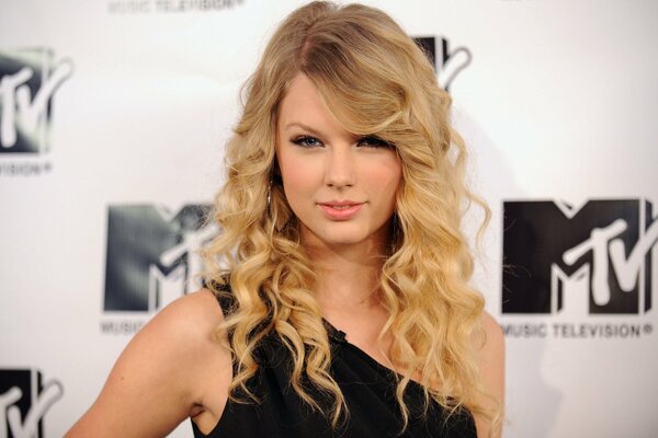 Blonde chanteuse sur le prix en noir