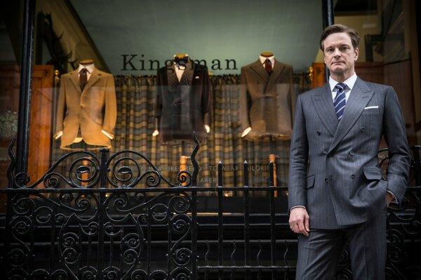 Colin Firth avec les costumes du film KINGSMAN