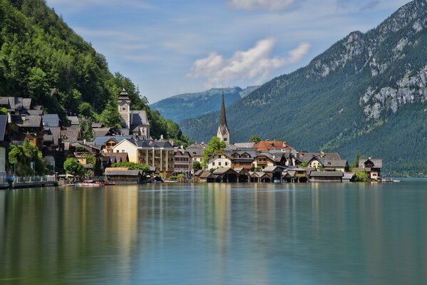 Maisons de ville dans le reflet de la surface de l eau