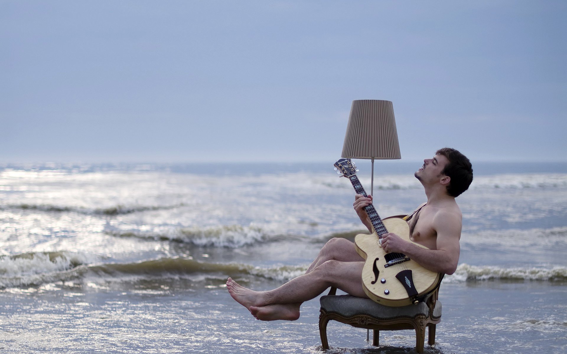 situation humeur mer côte ressac chaise chaise guitare lampadaire musique