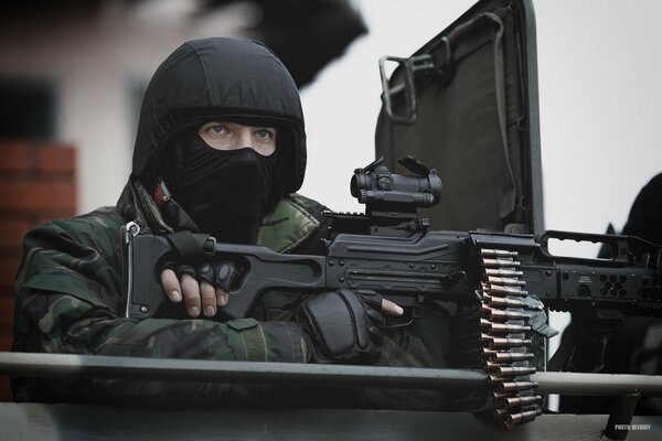 Soldat militaire avec des armes sur le prêt