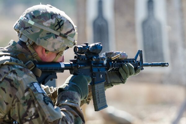 Guerre et soldat avec des tirs d armes