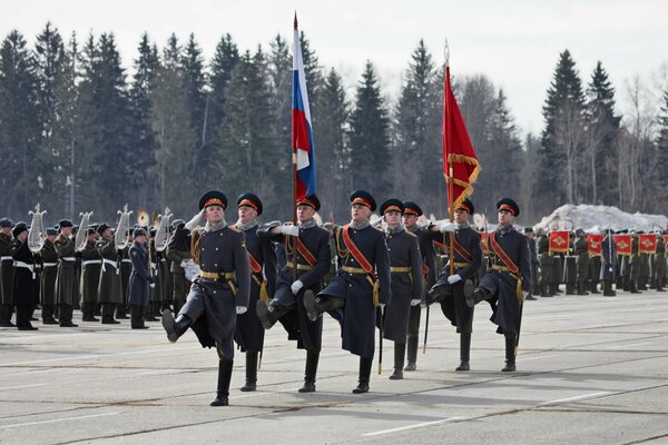 Les militaires au défilé donnent l honneur