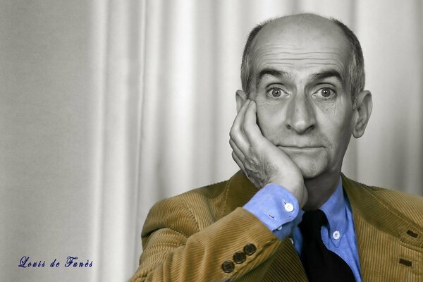 Portrait de Louis de Funès en gris dans une veste en velours côtelé doré et une chemise bleue